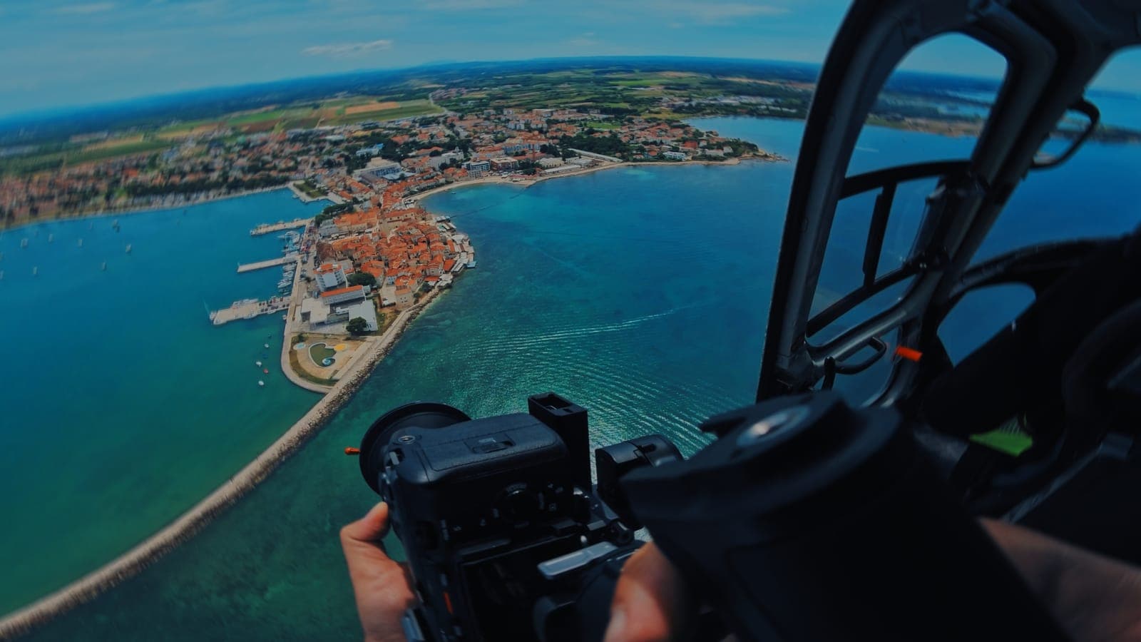 Dreharbeiten aus einem Hubschrauber über Umag, Kroatien.