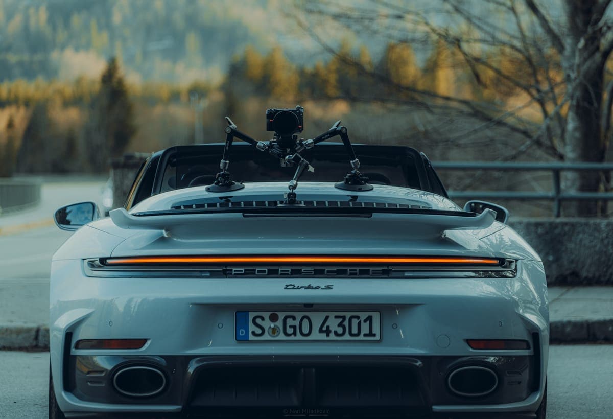 Kamera Rig mit Saugnapfhalterung am Heck eines Porsche 911 Turbo S in München.