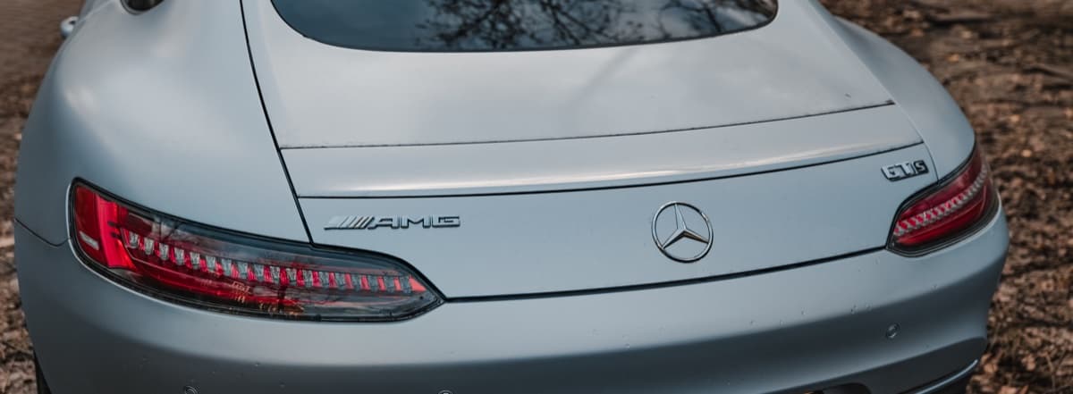 Mercedes AMG GT in Heckansicht, aufgenommen mit einem Ultraweitwinkelobjektiv.