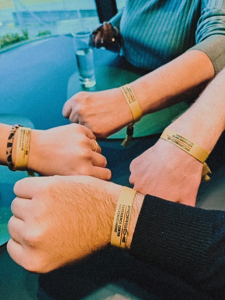 Crew Armbänder aus dem Porsche Experience Center.