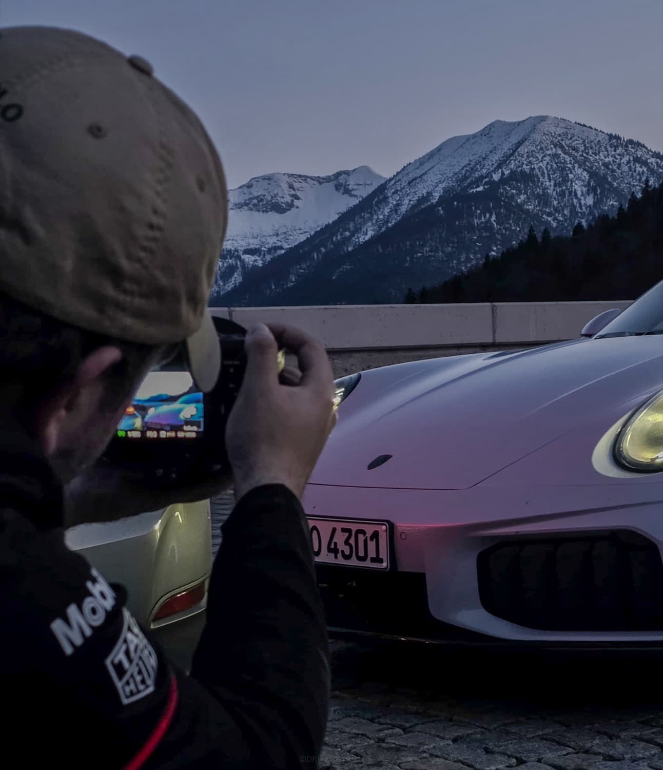 Ivan fotografiert einen Porsche in den Bergen.